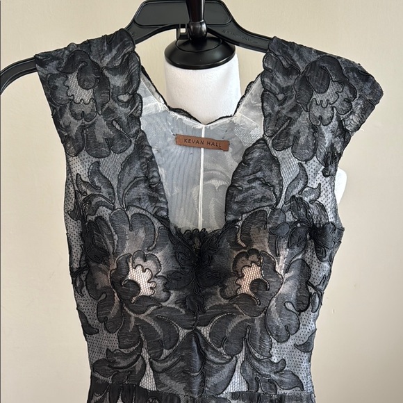 Kevan Hall Elegant V-Neckline Black Floral Lace Maxi Prom Dress Size 4 - Picture 2 of 10